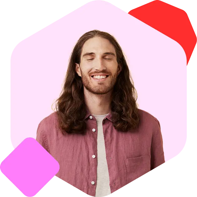 Leende man med långt hår